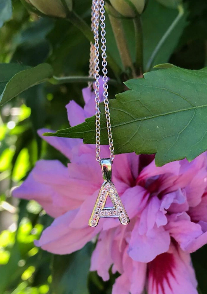 Pendentif maxi INITIALE A en or blanc 18K et diamants.