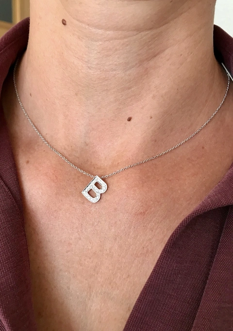 Pendentif INITIALE B en or blanc 18K et diamants.