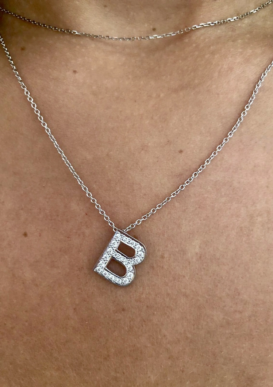 Pingente INICIAL B ouro branco 18 quilates e diamantes.