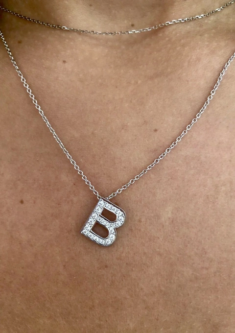 Pingente INICIAL B ouro branco 18 quilates e diamantes.