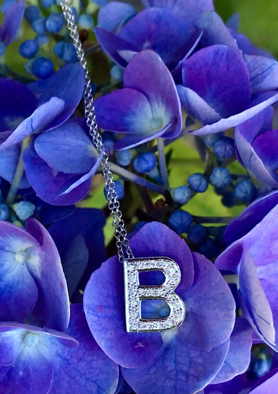 Pendentif INITIALE B en or blanc 18K et diamants.