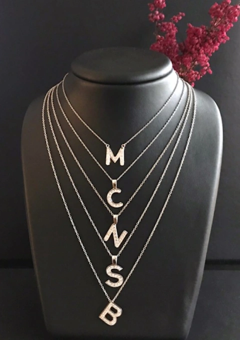 Pendentif INITIALE B en or blanc 18K et diamants.