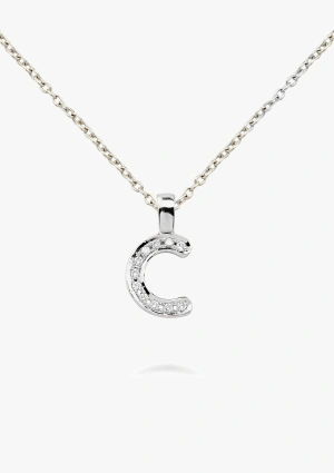 Grand pendentif initial C avec une fine chaîne rolo en or blanc 18 carats avec diamants taille brillant.
