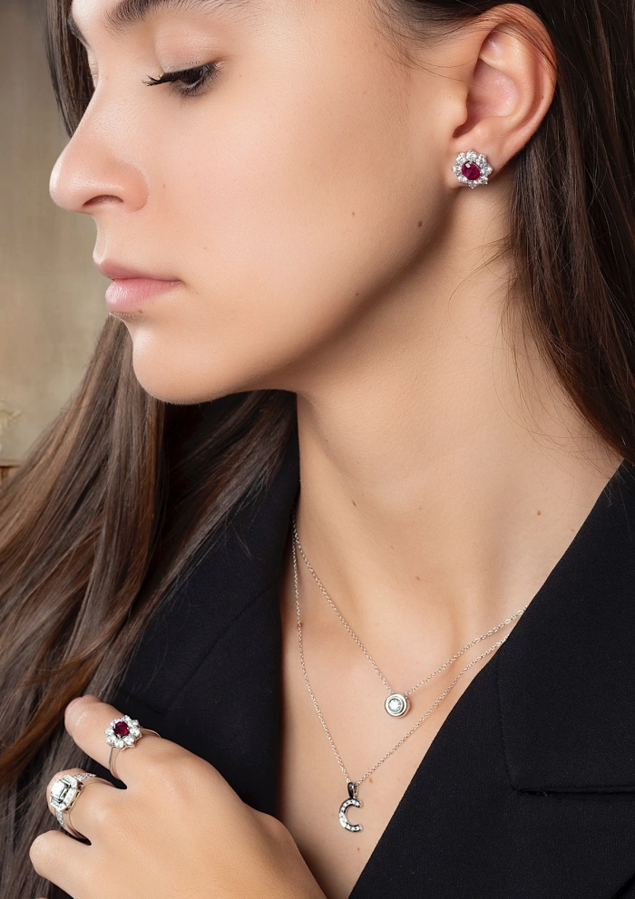 Pingente Maxi INICIAL C ouro branco 18 quilates e diamantes.