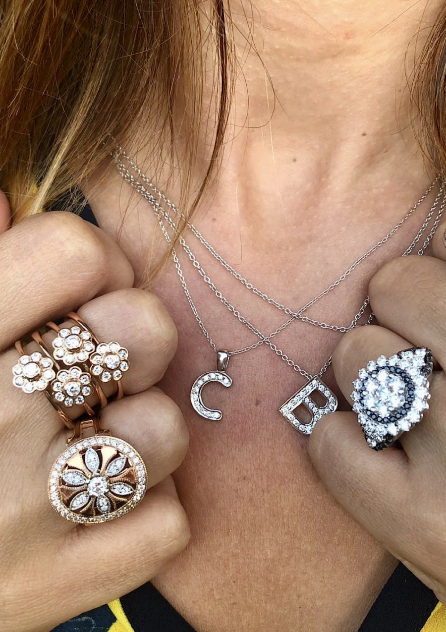 Pendentif INITIALE C en or blanc 18K et diamants.