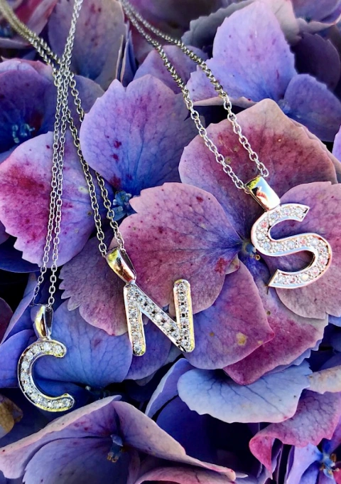 Pendentif INITIALE C en or blanc 18K et diamants.