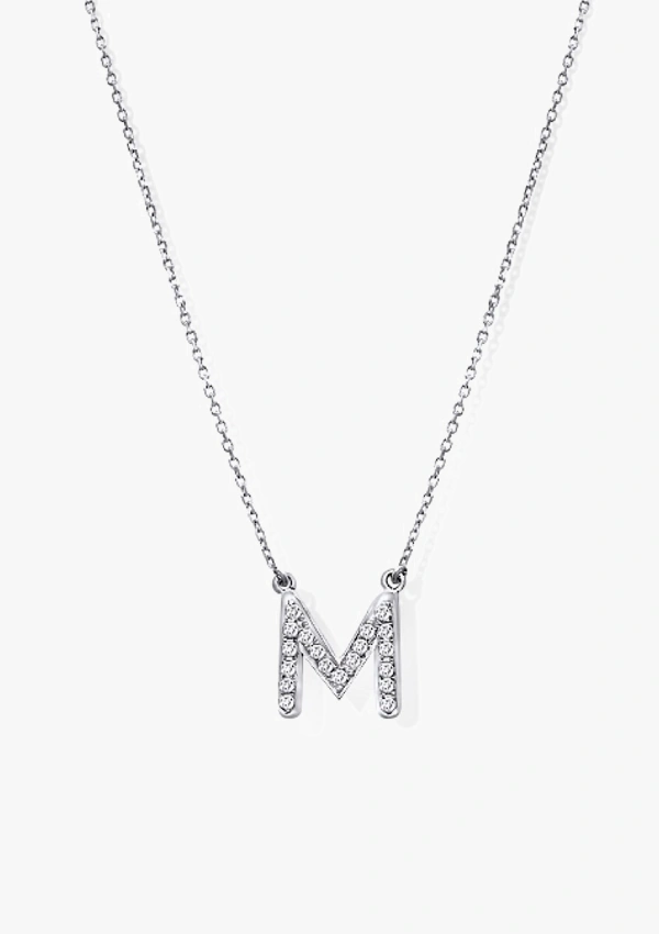 Pendentif initial M maxi avec une fine chaîne rolo en or blanc 18 carats et diamants taille brillant.