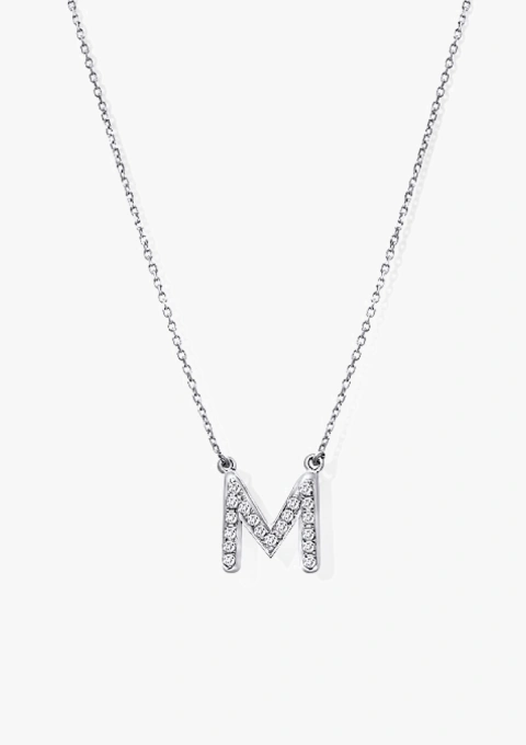 Pendentif initial M maxi avec une fine chaîne rolo en or blanc 18 carats et diamants taille brillant.