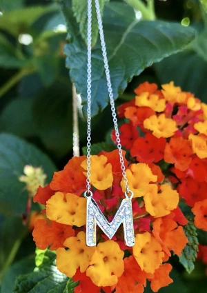 Grand pendentif initial M avec une fine chaîne rolo en or blanc 18 carats avec diamants taille brillant. 2