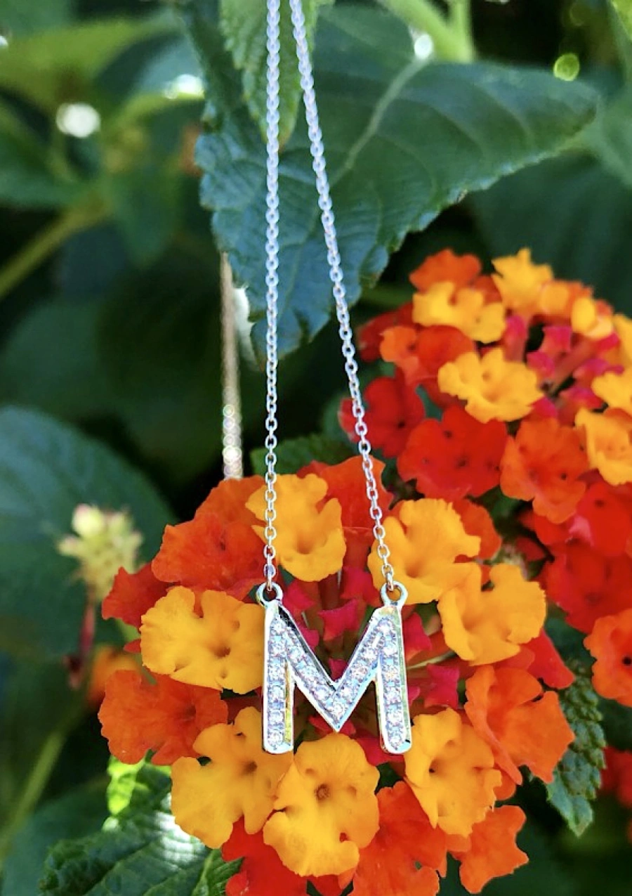 Pendentif INITIALE M en or blanc 18K et diamants.