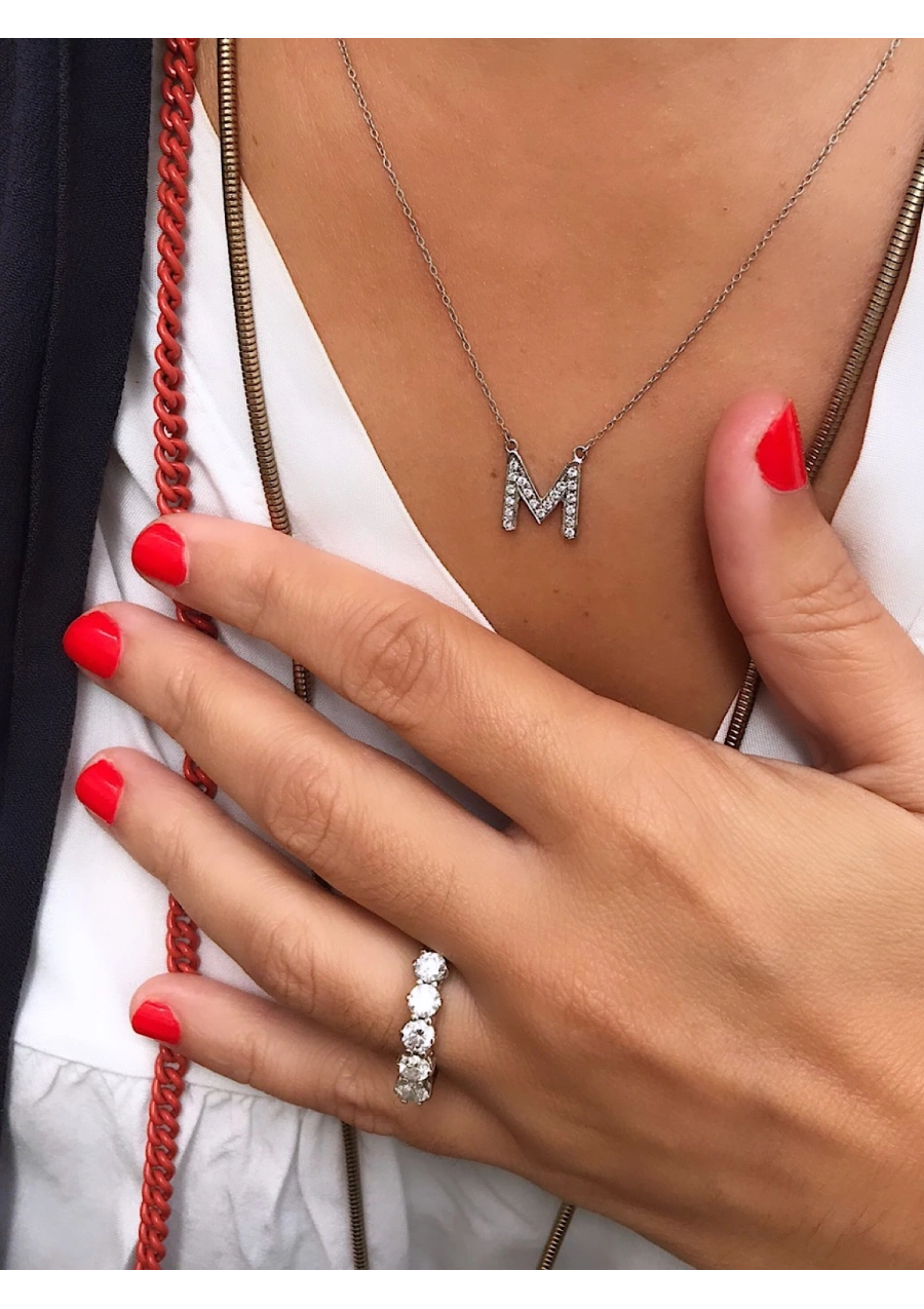 Pendentif INITIALE M en or blanc 18K et diamants.