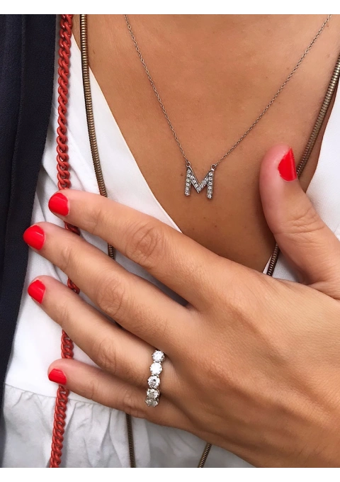 Pendentif INITIALE M en or blanc 18K et diamants.