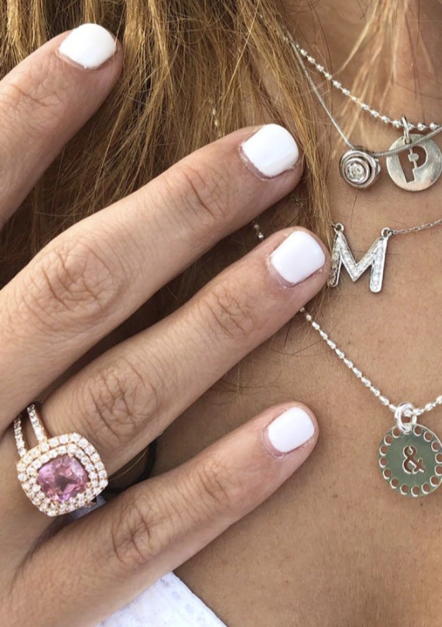 Pendentif INITIALE M en or blanc 18K et diamants.