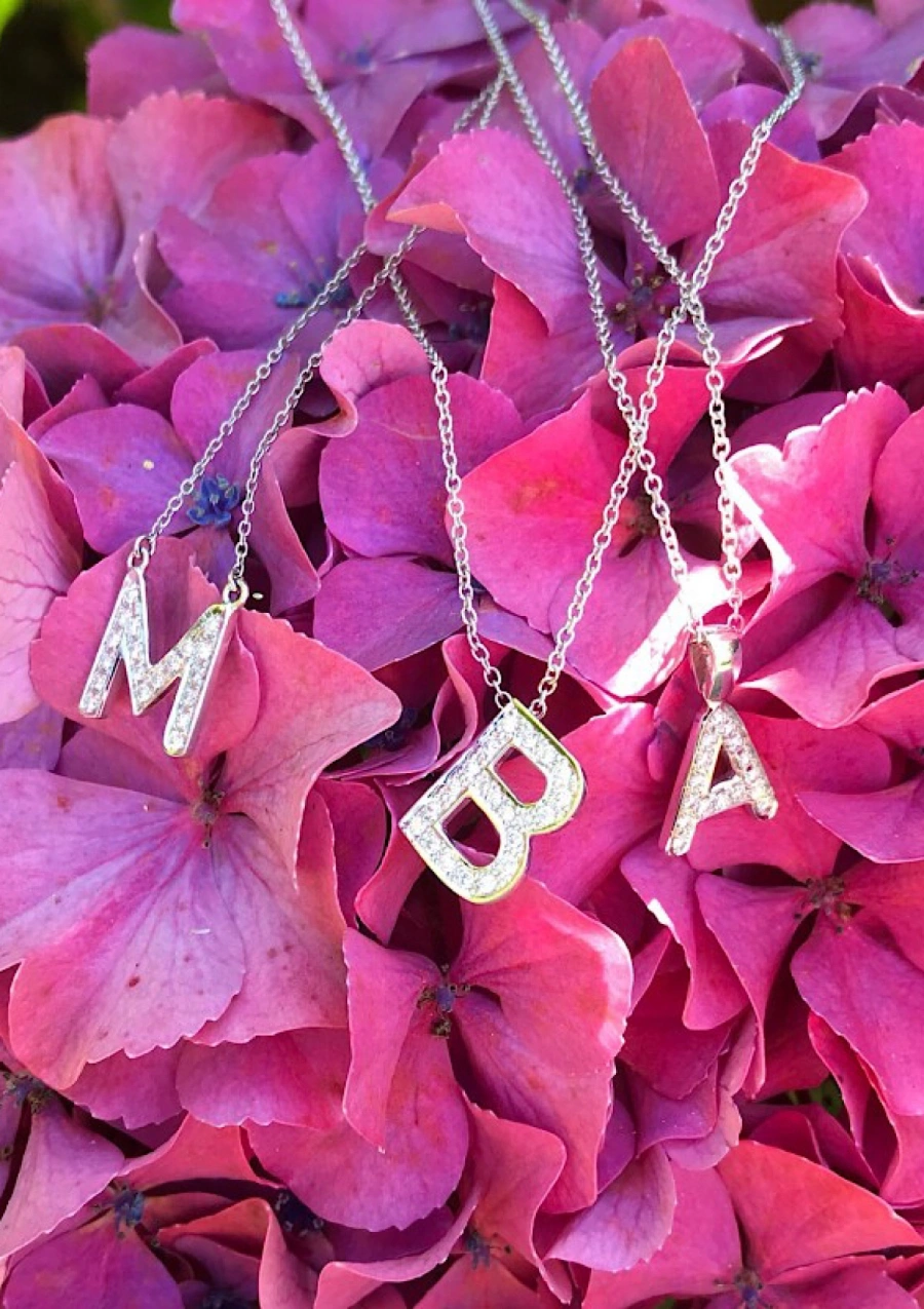 Pendentif INITIALE M en or blanc 18K et diamants.