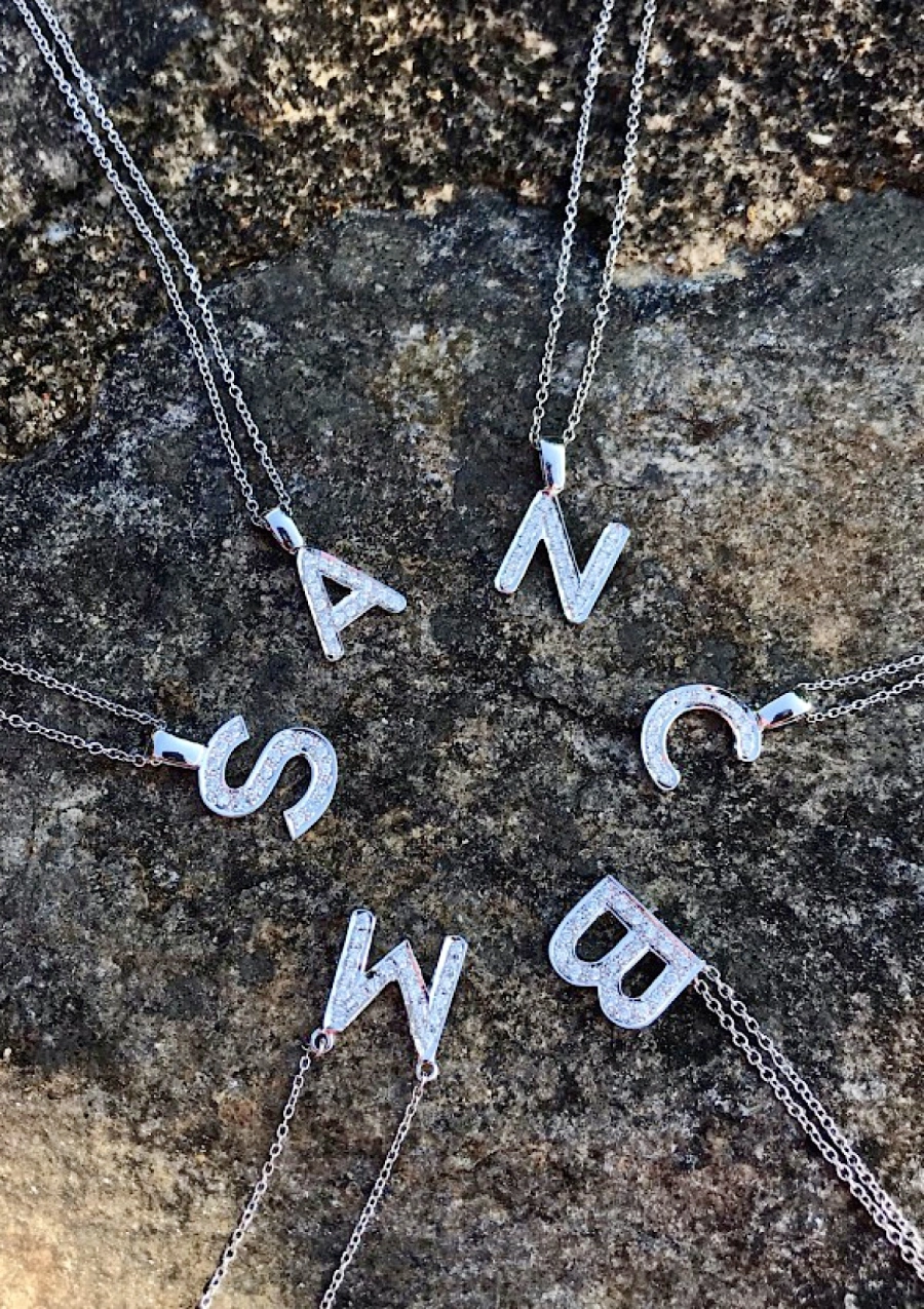 Pendentif INITIALE M en or blanc 18K et diamants.