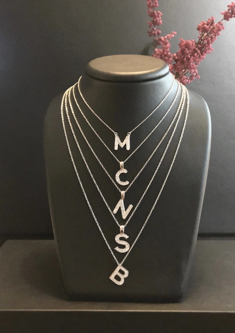Pendentif INITIALE M en or blanc 18K et diamants.