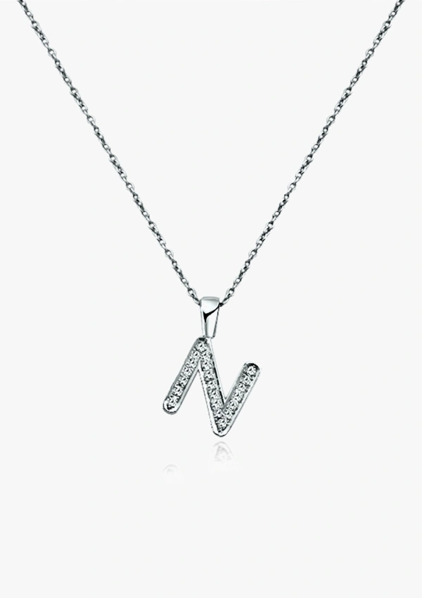 Belle pendentif initial N maxi avec une fine chaîne rolo en or blanc 18 carats et diamants taille brillant.
