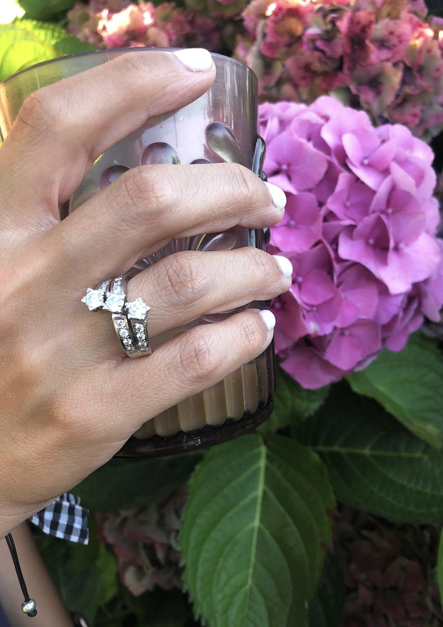 ANNA 18K white gold with brilliant cut diamonds ring.