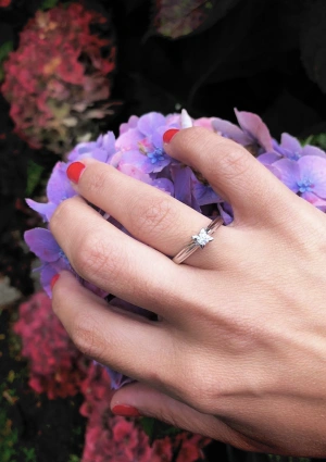 Bague solitaire MÓNICA en or blanc 18 carats couronnée d'un diamant taille brillant 2