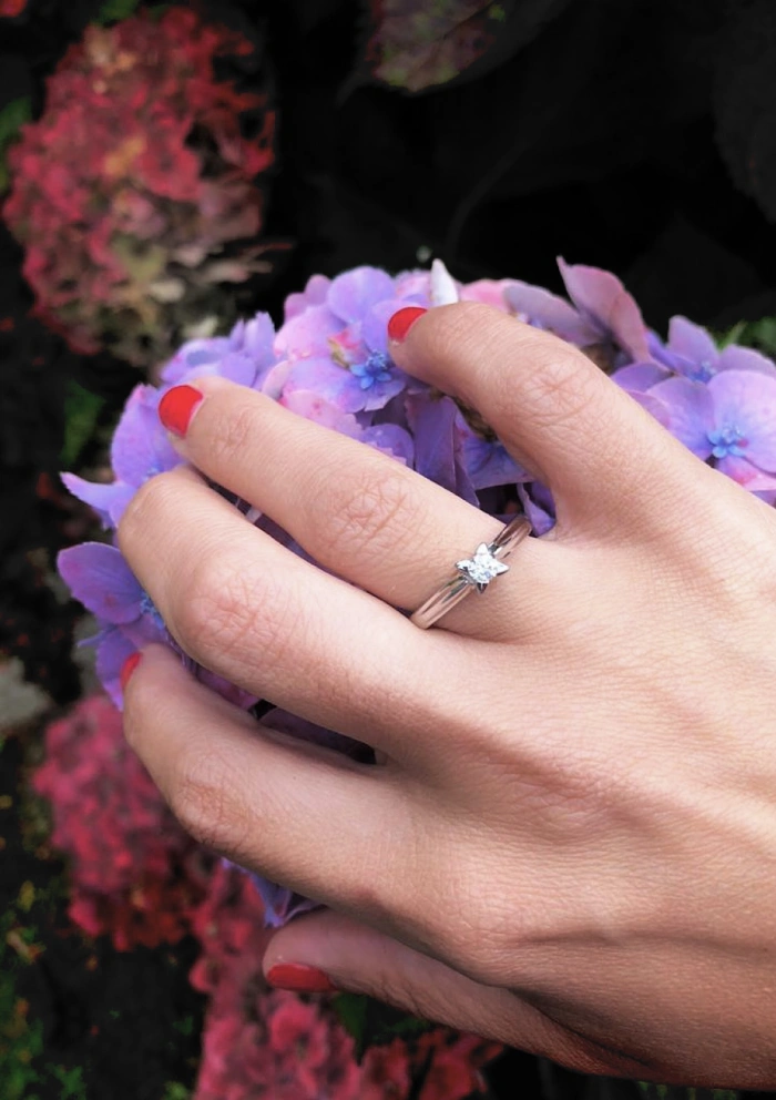 MÓNICA 18K white gold brilliant cut diamond solitaire ring.