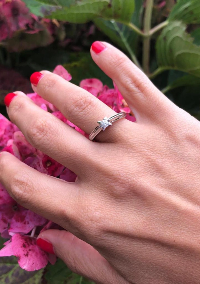 MÓNICA 18K white gold brilliant cut diamond solitaire ring.