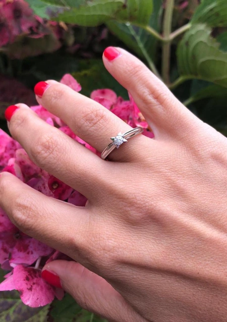Bague solitaire MÓNICA en or blanc 18K et diamant.