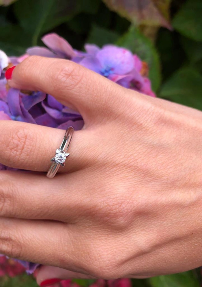 MÓNICA 18K white gold brilliant cut diamond solitaire ring.