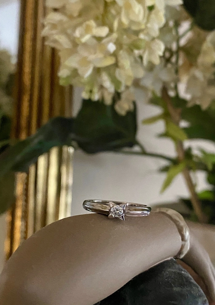 Bague solitaire MÓNICA en or blanc 18K et diamant.