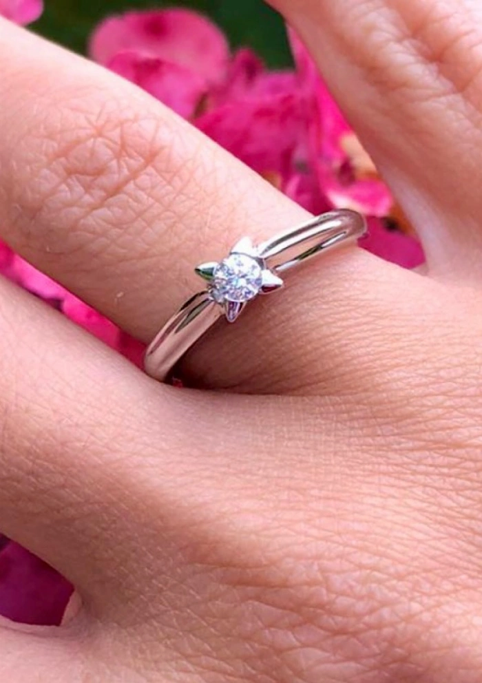Bague solitaire MÓNICA en or blanc 18K et diamant.