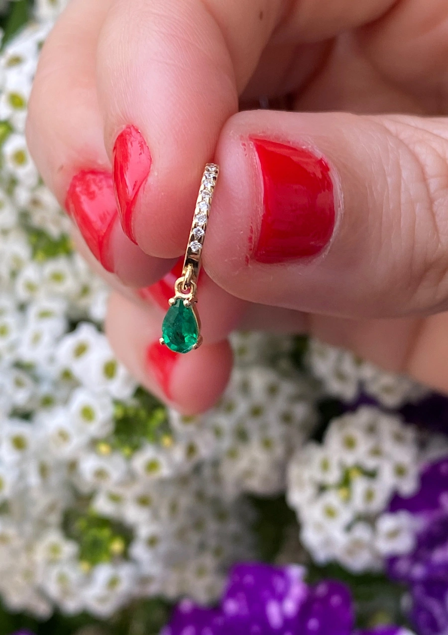 Brincos PIXIE PEAR ouro amarelo 18K diamantes e esmeralda.