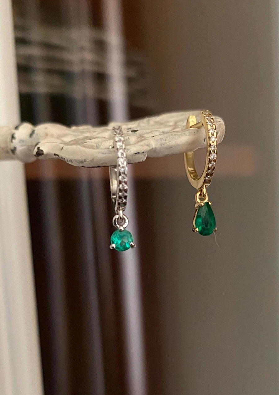 Brincos PIXIE PEAR ouro amarelo 18K diamantes e esmeralda.