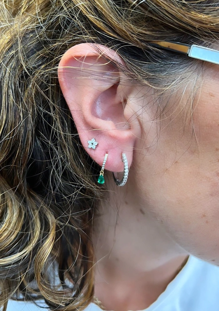 Pendientes mini criolla PIXIE PEAR en oro amarillo de 18K con diamantes y esmeralda|1/2 Pendientes|Godiam Alta Joyería
