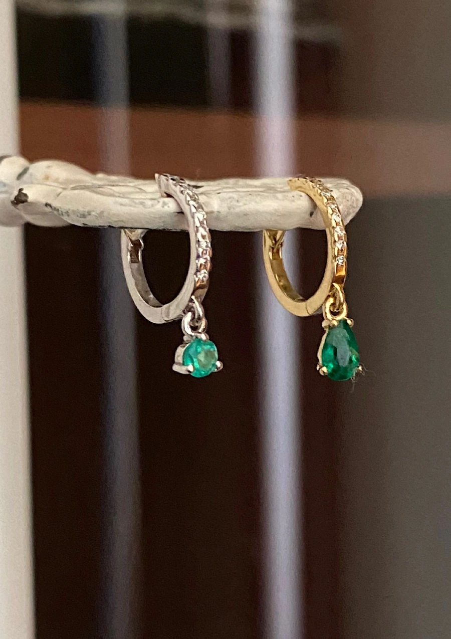 Brincos PIXIE PEAR ouro amarelo 18K diamantes e esmeralda.