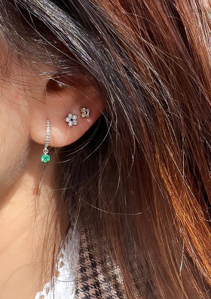 Brincos PIXIE ROUND ouro branco 18K diamantes e esmeralda.