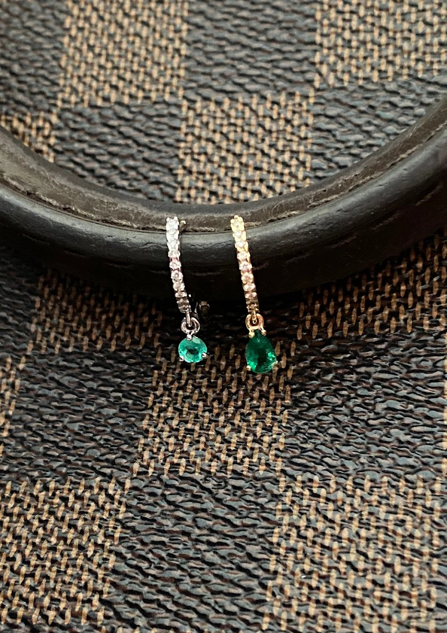 Créoles mini PIXIE ROUND or blanc 18K diamants et émeraude.