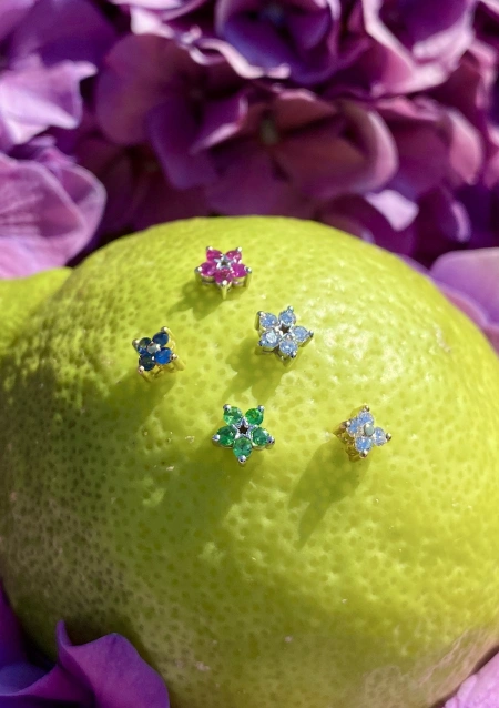 Boucles d'oreilles 4 PETALS en or 18 carats et diamants.