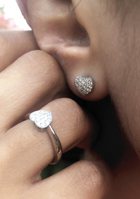 Pendientes LOVE YOU en oro de 18K y diamantes|1/2 Pendientes|Godiam Alta Joyería