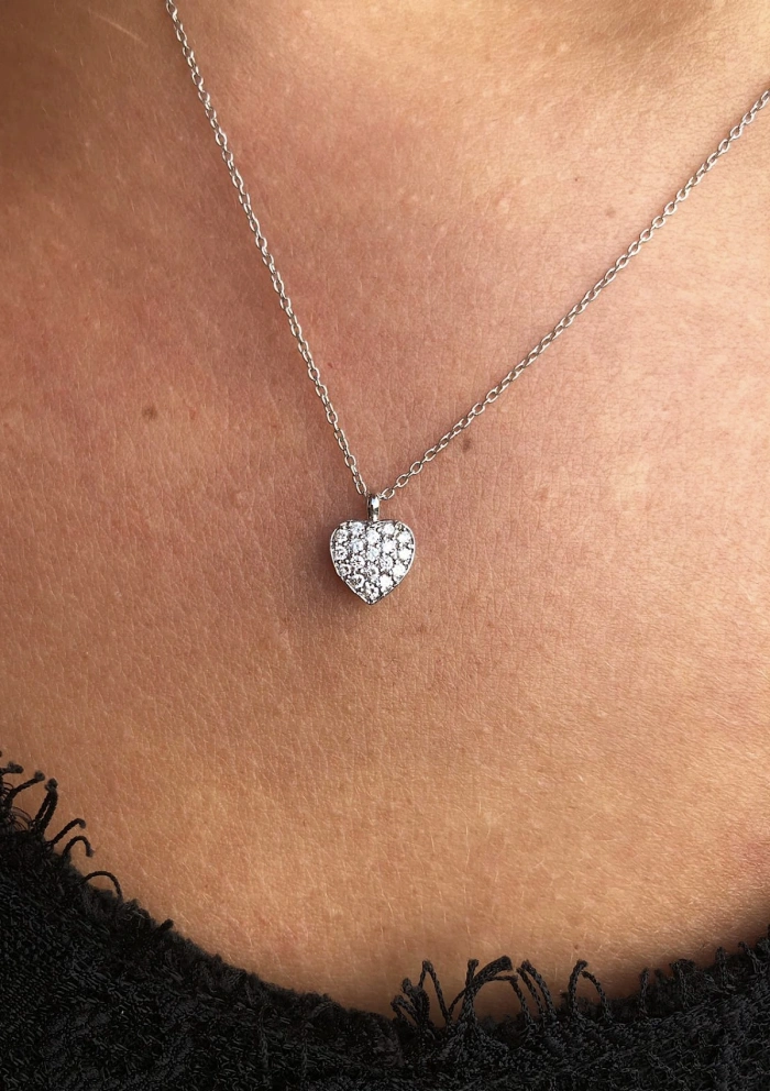 Pendentif LOVE YOU en or 18K et diamants taille brillant.