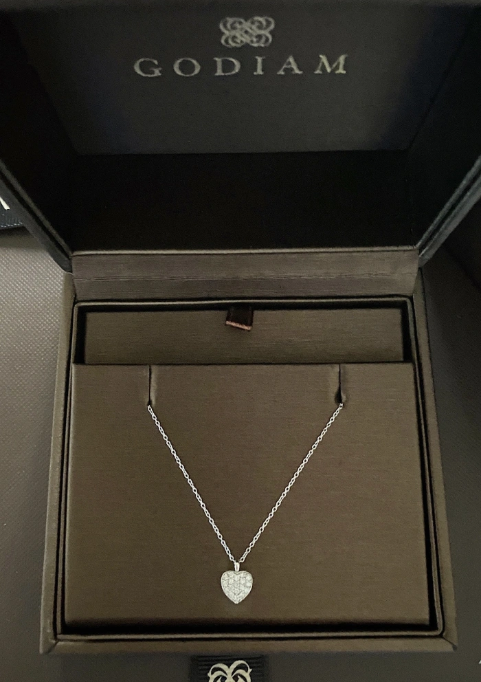 Pendentif LOVE YOU en or 18K et diamants taille brillant.