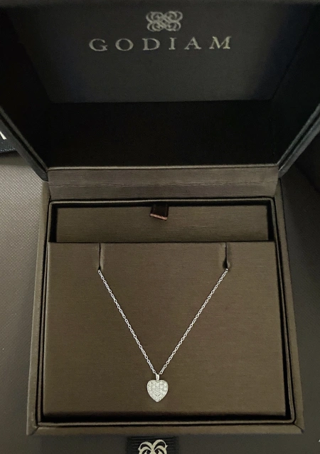 Pendentif LOVE YOU en or 18K et diamants taille brillant.