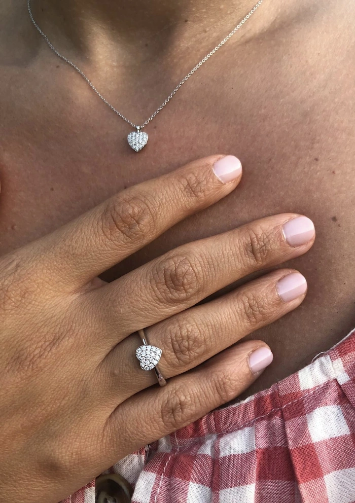 Pendentif LOVE YOU en or 18K et diamants taille brillant.