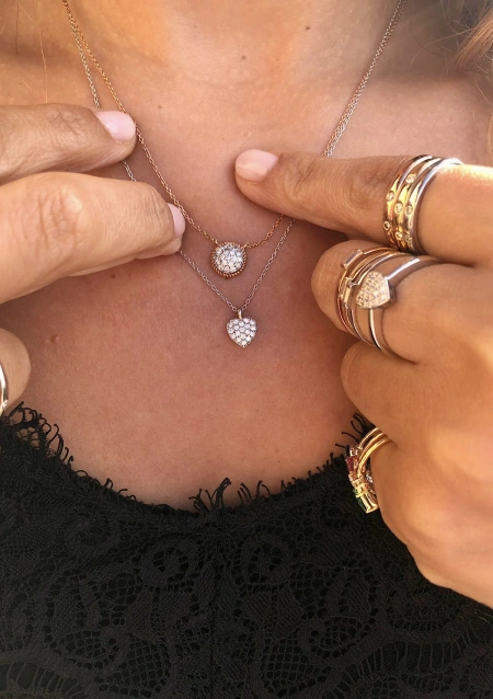 Pendentif LOVE YOU en or 18K et diamants taille brillant.