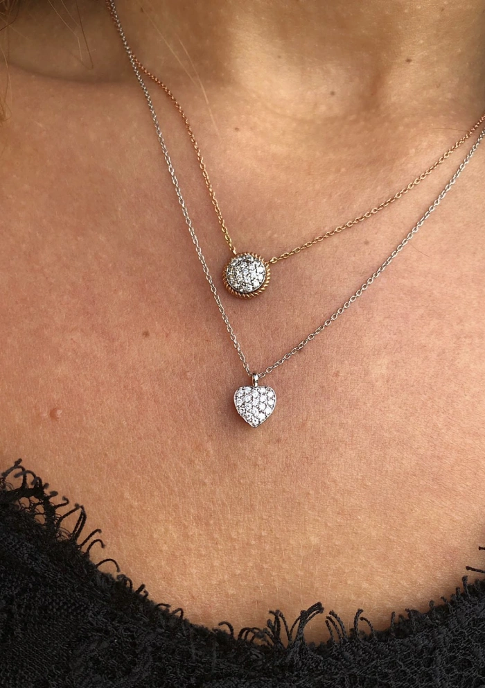 Pendentif LOVE YOU en or 18K et diamants taille brillant.