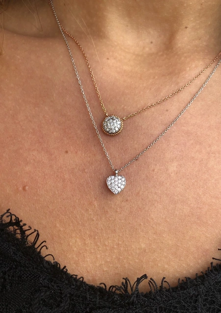 Pendentif LOVE YOU en or 18K et diamants taille brillant.