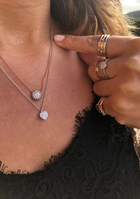 Pendentif LOVE YOU en or 18K et diamants taille brillant.