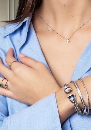 Alliance solitaire EVA en or jaune 18 carats avec un diamant taille baguette 2