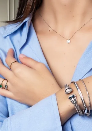 EVA 18K yellow gold with a single baguette cut diamond wedding band solitaire ring 2