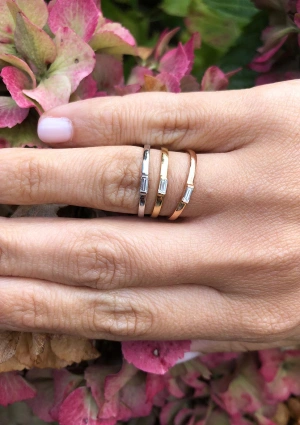 Alliance solitaire EVA en or rose 18 carats avec un diamant taille baguette 2