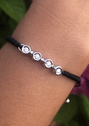 Pulsera charm NEWS mini riviêre en oro blanco de 18K con 4 diamantes talla brillante e hilo macramé 2