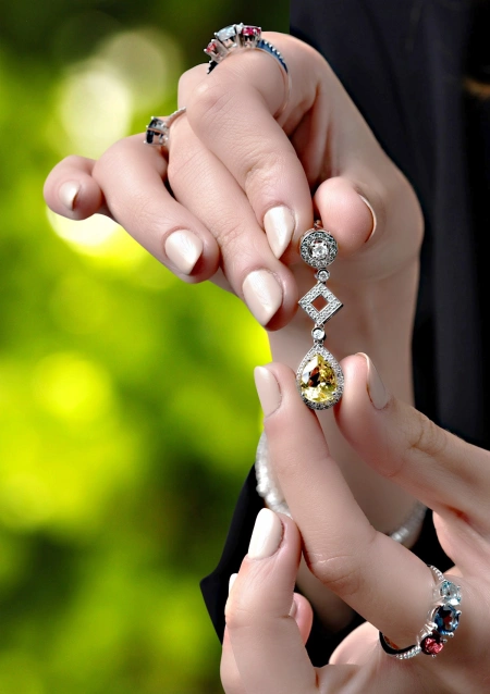 Brincos AIDA em ouro branco de 18K com diamantes e berilos.